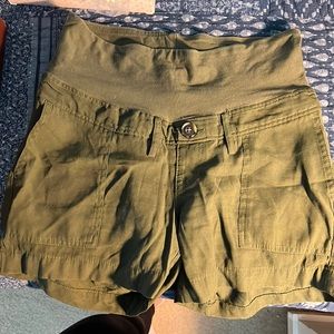 H&M green maternity shorts